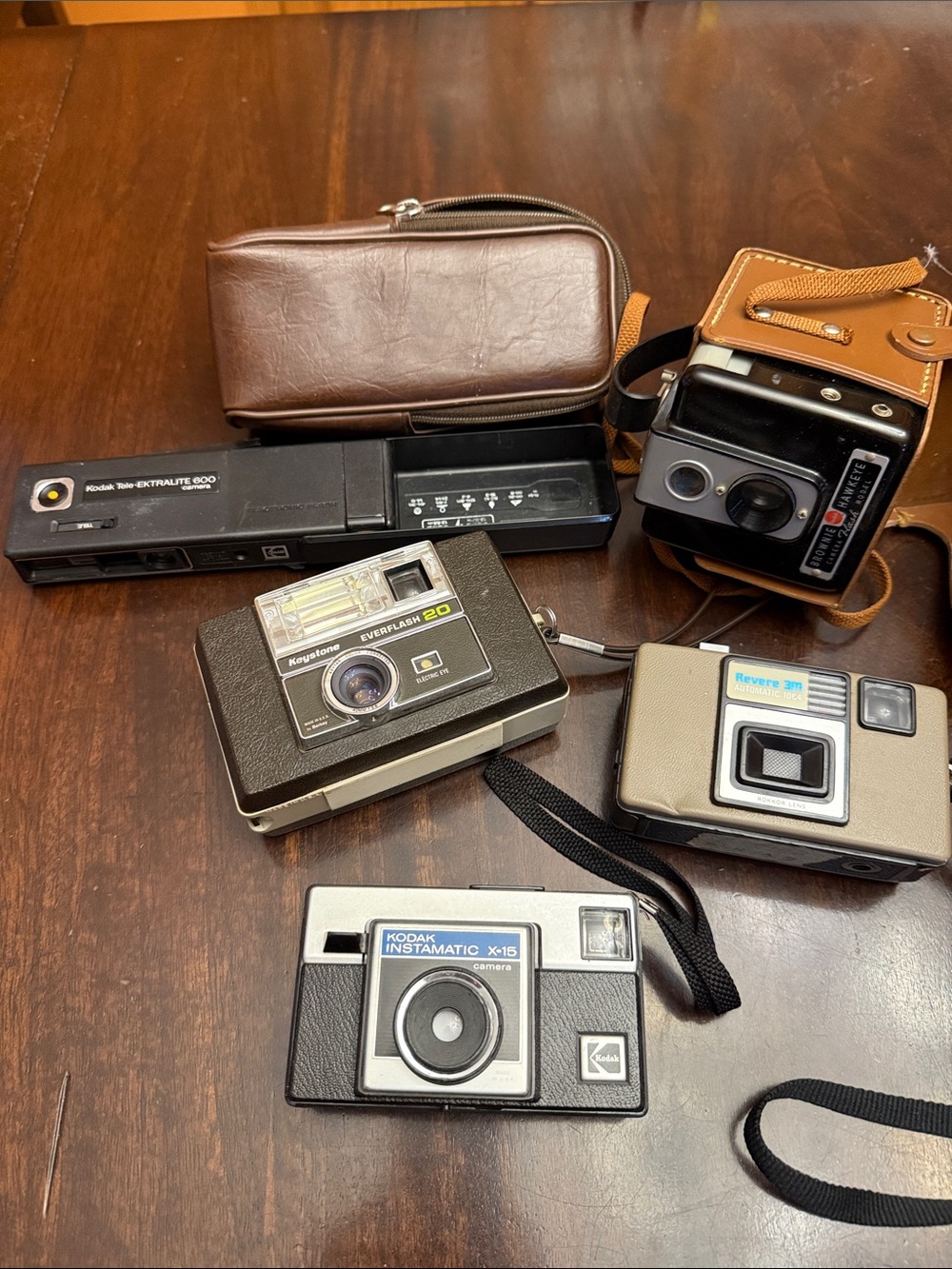 Bundle of 4 Kodak and 1 brownie Hawkeye cameras.